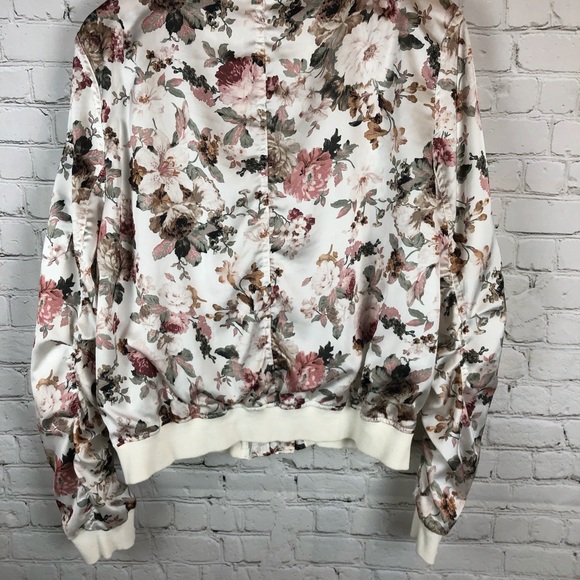 SOLD ⭐️Cream Floral Jacket in 1x⭐️ - Picture 6 of 8